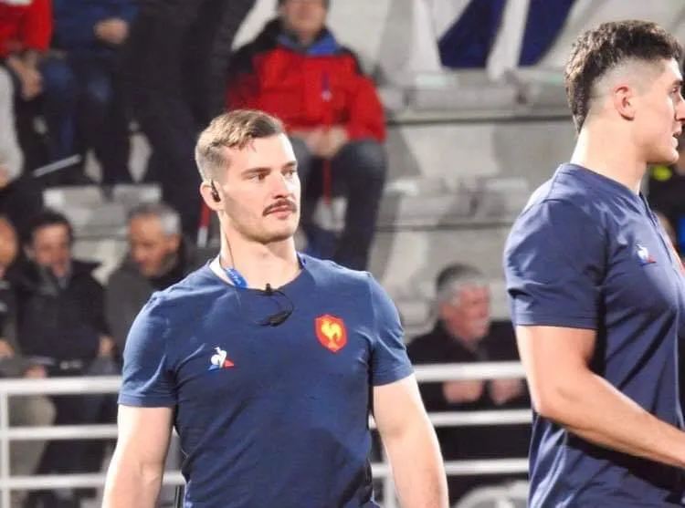 Romain Bourdiol, préparateur physique, au bord du terrain avec l'Équipe de France