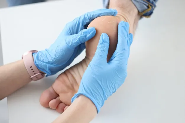 Praticien examinant le pied d'un patient