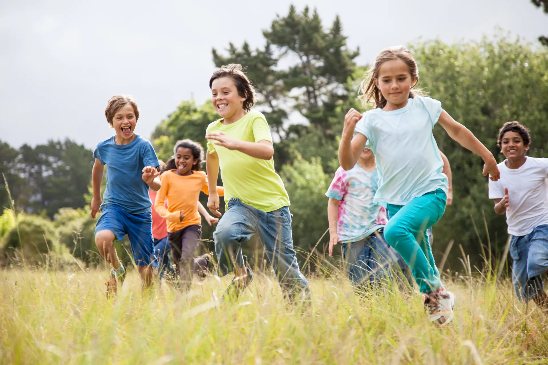 Enfants jouant en extérieur