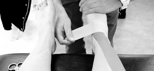 Bandes de K-Taping appliquées sur le mollet